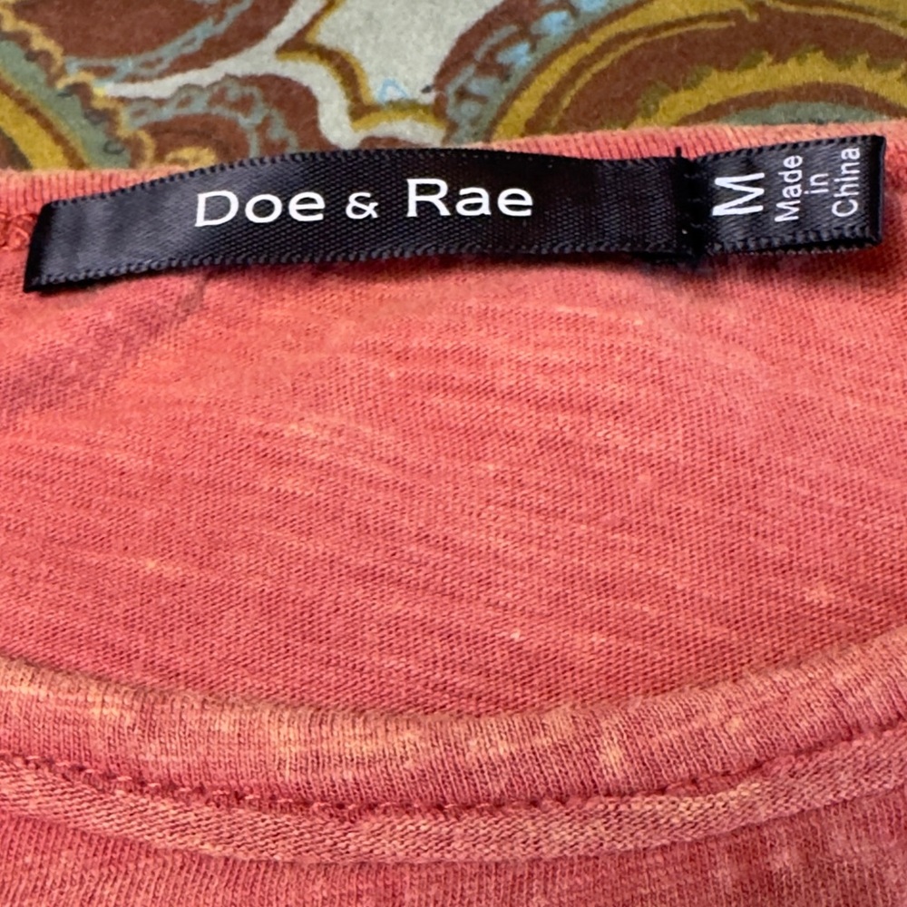 Doe & Rae Boutique Rust Cold Shoulder Top Boho Festival Stretch Tee Size M NWT - Picture 6 of 7